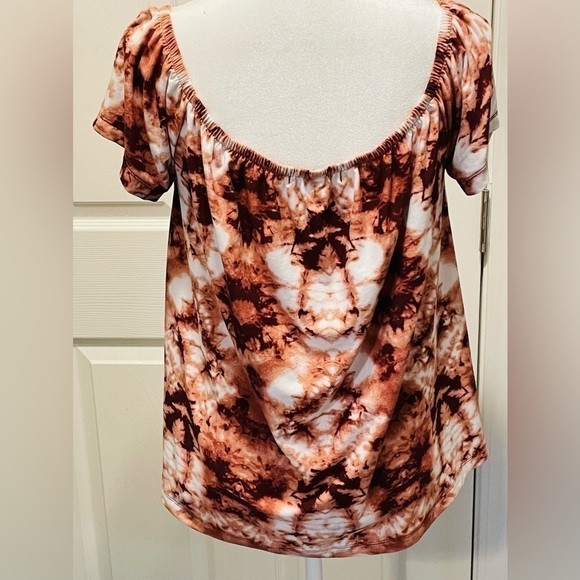 Sauci peasant style top, beautiful color, size large. On off shoulder. Size L - Picture 5 of 6